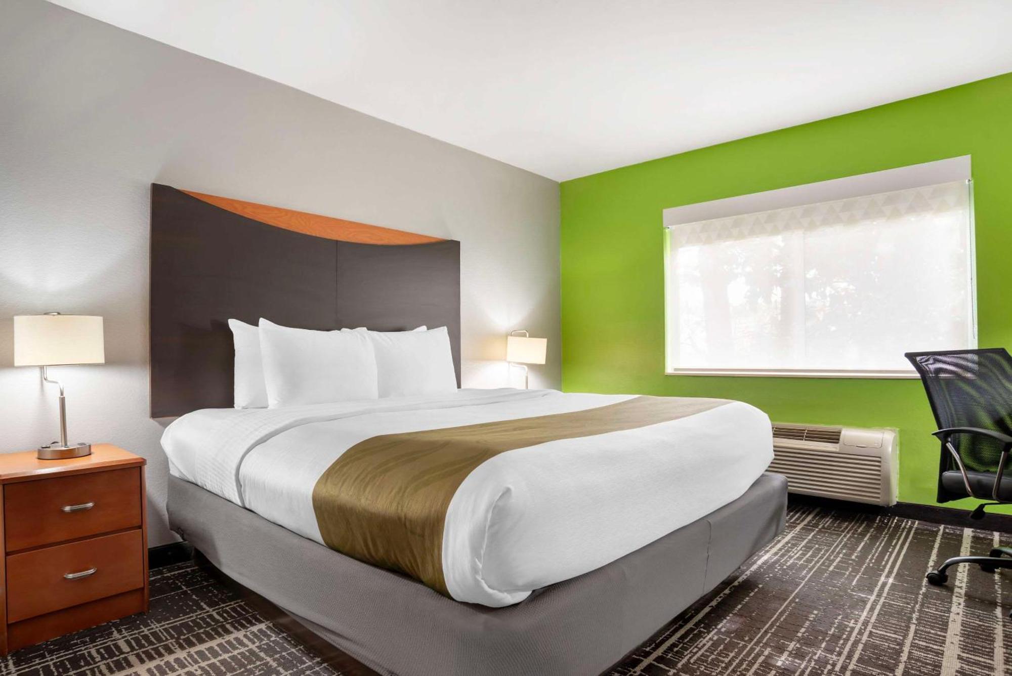 Quality & - Highway 280 Hotel 3*