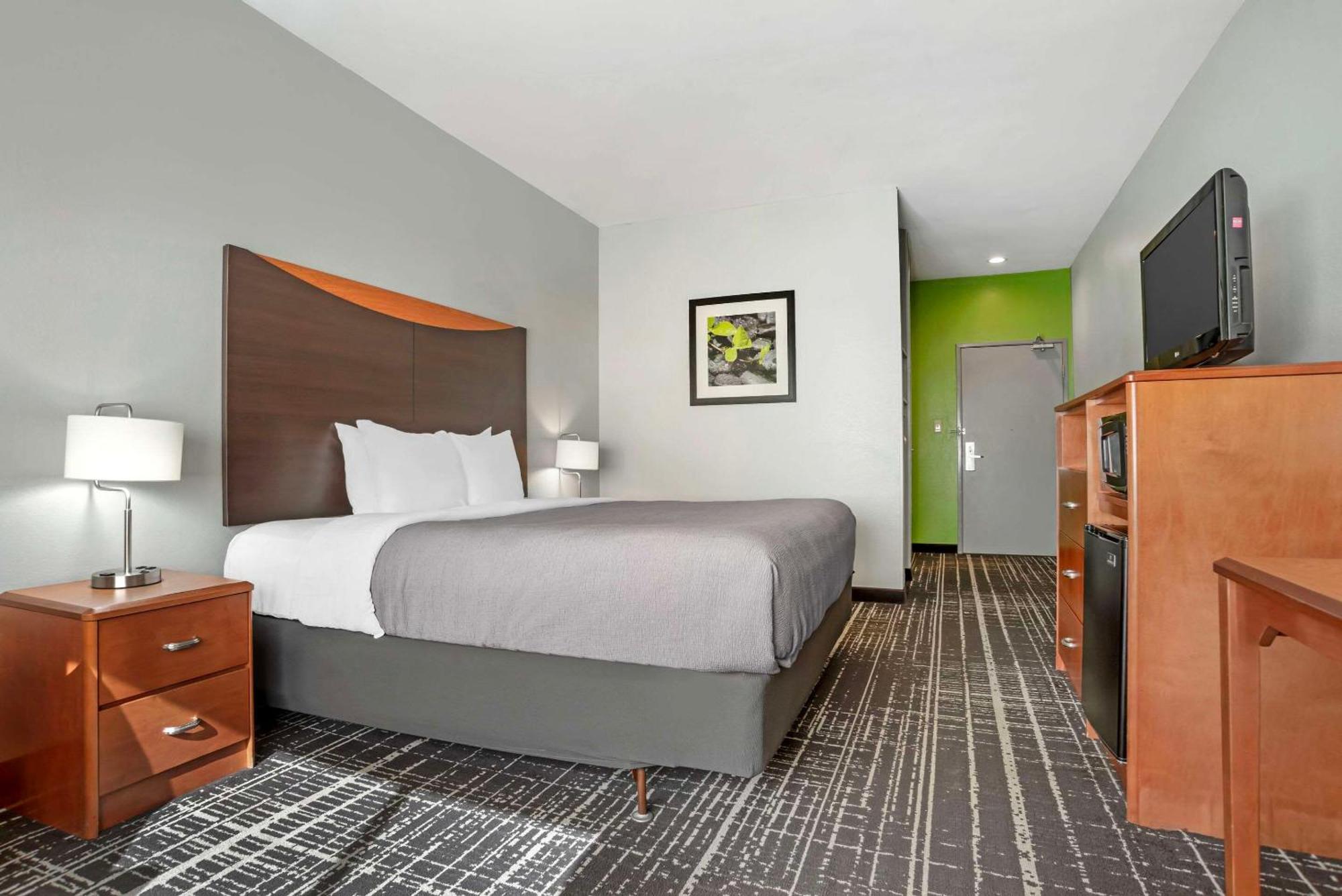 Quality & - Highway 280 Hotel 3*